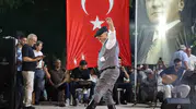 Tavas’ta zeybek rüzgarı: Kültürel miras meşalelerle selamlandı