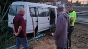 Bahçeye dalan minibüs alev aldı: Ev sahiplerinin soğukkanlı müdahalesi faciayı önledi