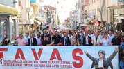 Tavas’ta zeybek rüzgarı esti: Festival coşkusu kortejle başladı