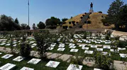 Genç ellerden vefalı dokunuş: 510 şehidin mezar taşına yeniden hayat verdiler