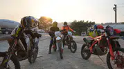 Alevlerin Arasında Bir Umut: Enduro Pilotları İkmal İçin Tepelerde
