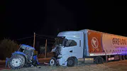 Uşak’ta kara yolunda can pazarı: Çarpışmanın şiddetiyle traktör parçalandı