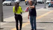 Kandil Gecesinde Yürekleri Isıtan Jest: İzmir'de Trafik Polisinden Anlamlı İkram