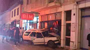 Zincir markete giren otomobilin dehşet anları kamerada: Kapalı olmasa faciaydı