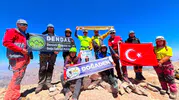 Denizlili dağcılar Türkiye’nin çatısında: 19 saatlik dev mücadele zaferle bitti