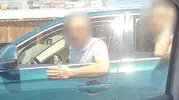 İzmir otoyolunda dehşet anları: Trafikte taşlı saldırı kamerada