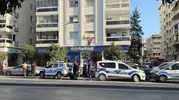 İzmir'de banka şubesinde panik anları: Polis ekipleri bölgeyi ablukaya aldı