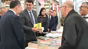 Uşak’ta edebiyat rüzgarı: Vali Kartal kitapseverlerle buluştu