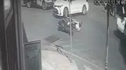 Efeler’de sokağa dönüş kazası: Motosikletli sürücü hastanelik oldu