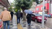 Afyonkarahisar'da güne yağmurla uyandı: Vatandaşlar sığınacak yer aradı