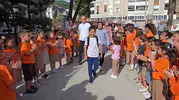 Minik savaşçı okuluna zaferle döndü: Sıralar Talha için yeniden çiçek açtı