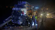 Afyonkarahisar'da dehşet anları: Kamyon sürücüsü hurdaya dönen araçta mahsur kaldı