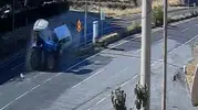 Eşme’de dehşet anları kamerada: Traktörle otomobil çarpıştı