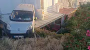 Kuşadası'nda korku dolu anlar: Otomobil balkona çakıldı