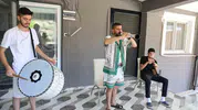 Evleri nota yuvasına dönüştü: Baba ve iki oğlu ekmeğini davul zurnadan çıkarıyor