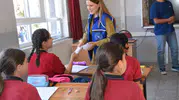 Okul yolunda gönüllü dayanışması: Miniklerin yüzünü güldürdüler