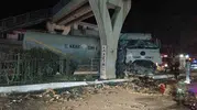 Söke yolunda gece yarısı dehşeti: Beton ayağa çarpan tır hurdaya döndü