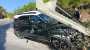Söke yolunda korkutan kaza: Direksiyon hakimiyetini kaybedince bariyere saplandı