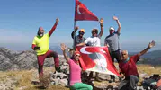 Muğla’nın zirvesinde anlamlı vefa: Gaziler Günü için gökyüzüne Türk bayrağı çektiler