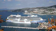 Kuşadası Limanı’nda dev gemilerle gelen turist bereketi