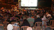 Denizli’de yıldızların altında sinema keyfi: Mahalleli beyaz perde etrafında kenetlendi