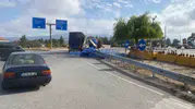 Bozkurt yolunda su taşıyan tır devrildi: Tonlarca yük yola saçıldı