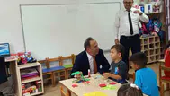 Efeler'de okul ziyareti renkli görüntülere sahne oldu: Müdür Çomruk çocuklarla oyun oynadı