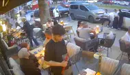 Bıçaklanarak öldürülen 15 yaşındaki Erdem, yaralı halde kafeye böyle sığınmış