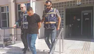 Efeler'de dehşet anları: Polis kapıyı kırıp eşini boğuyordu