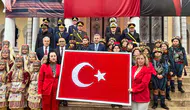 İzmir’de Cumhuriyet coşkusu tezgahta hayat buldu: Anlamlı hediye Vali Elban’a sunuldu