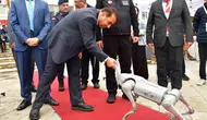 Alaşehir’de bilim rüzgarı: Robot köpek Logi öğrencilerin gözdesi oldu