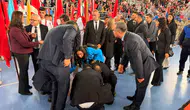Cumhuriyet kutlamalarında yürekleri ağza getiren an: Bayılan öğrenciye protokoldeki doktor yetişti