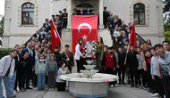 Manisa'da tarihe saygı duruşu: 98 yıllık Cumhuriyet karesi yeniden hayat buldu