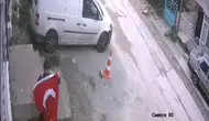 Bornova’da alkışlanacak hassasiyet: Yere düşen bayrağı gören genç kayıtsız kalmadı