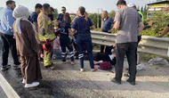 Manisa yolunda tehlikeli ihmal: Mazot dökülen virajda iki motosiklet peş peşe devrildi