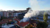 Uşak'ta korkutan çatı yangını: Ekipler zamanında müdahale etti