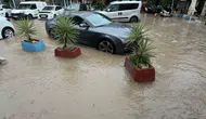 Turizmin kalbi Çeşme'de sel kabusu: Araçlar sular altında kaldı