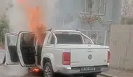 Buca'da korku dolu anlar: Söndürmeye çalıştığı araç bir anda infilak etti