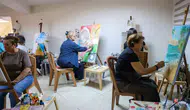 Efeler'de fırçalar sanat için buluşuyor: Hem öğreniyorlar hem sosyalleşiyorlar