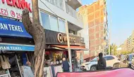 Konak’ta ortalık savaş alanına döndü: Yaşlı sürücünün direksiyon hakimiyetini kaybettiği araç dükkana daldı
