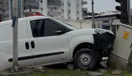 Aydın'da yağışlı havada yürekleri ağza getiren kaza: Trafoya çarparak durabildi