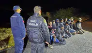 Urla kıyılarında teknolojiye takıldılar: 50 kaçak göçmen kıskıvrak yakalandı