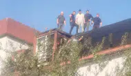 Çivril'de korkutan çatı yangını: İzolasyon çalışması faciaya davetiye çıkardı