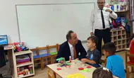 Efeler'de okul ziyareti renkli görüntülere sahne oldu: Müdür Çomruk çocuklarla oyun oynadı