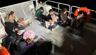 Ege'de gece yarısı operasyonu: Kucaklarında bebeklerle yakalandılar