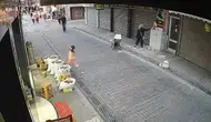 Karşıyaka'da dalgınlık pahalıya patladı: Gümüş dolu poşeti saniyeler içinde kaptı