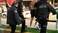 Kuşadası sokaklarında dehşet anları: Bıçaklı genci babası ikna etti