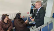 Hafsa Sultan Hastanesi’nde anlamlı gün: Hastalara karanfilli destek