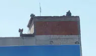 İzmir’de yürekleri ağza getiren manzara: 10 katlı binanın tepesinde önlemsiz çalışma