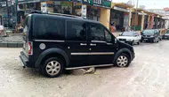 Buldan’da belediye çalışmaları sürücüleri isyan ettirdi: Rögar kapağı aracı askıda bıraktı